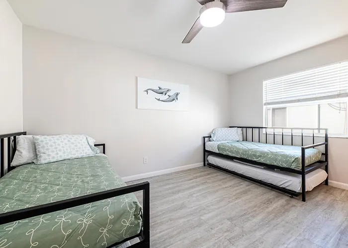 Apartment 2bd 2ba Sandy E 3mins To Beachpool! *